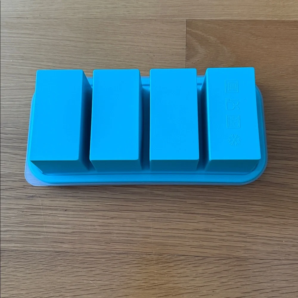Blue Food Storage Tray with Lid - Flexible Silicone Portions - Picture 6 of 7